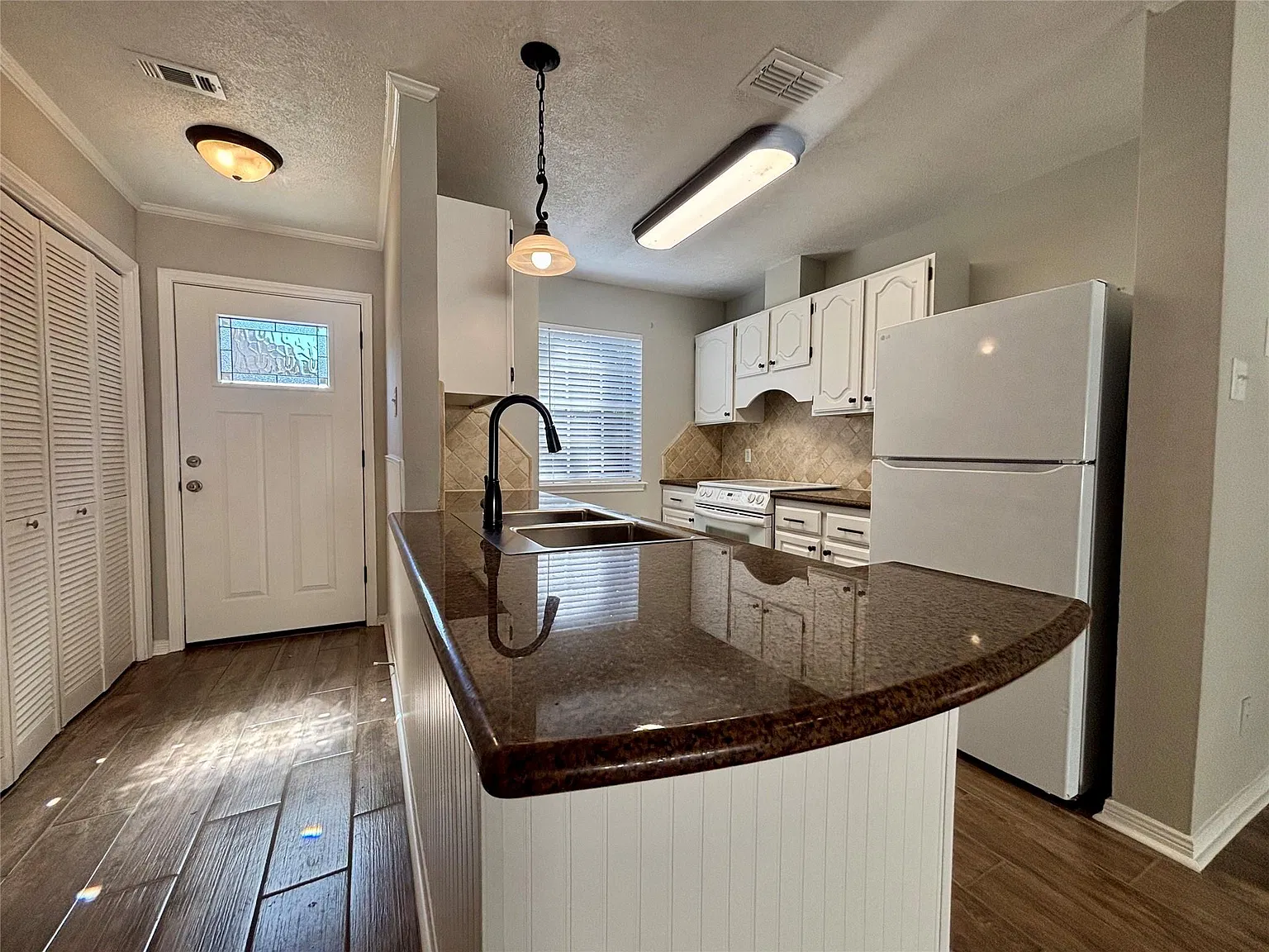 2 bed, 1.5 bath, 958 sqft, $1,400 — Photo 4