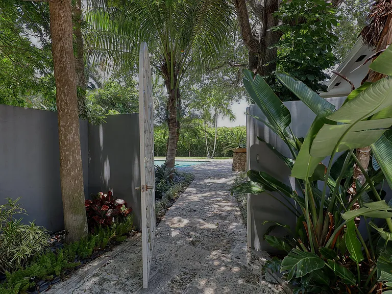 1635 Seabreeze Blvd — Photo 3