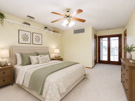 3rd image of 301 SE Delaware Ave Unit 302
