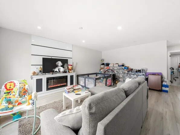 2506 E 45th Ave, Vancouver, BC V5R 3B5
