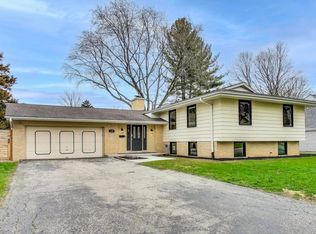 1128 Olympus Dr, Naperville, IL 60540