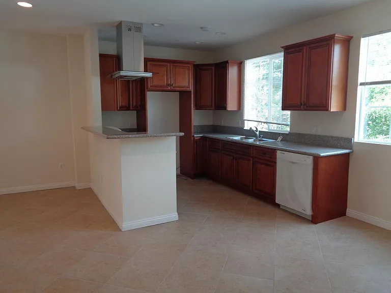 16429 Victory Blvd — Photo 4