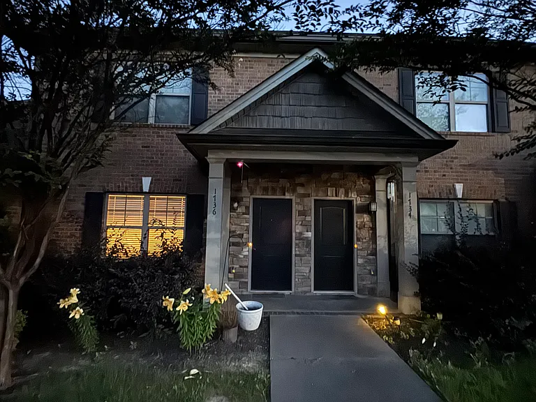 1736 Stonebriar Dr NE — Photo 1