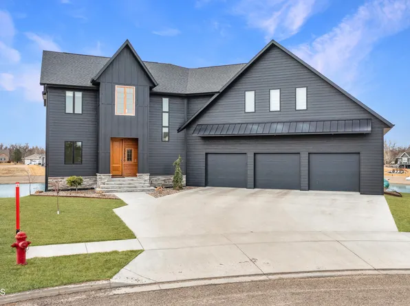 3826 Neptune Cir, Bismarck, ND 58504