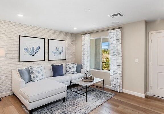 5th image of 837 Watford Pl