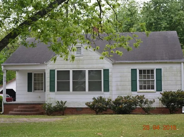 606 E Howell St, Hartwell, GA 30643