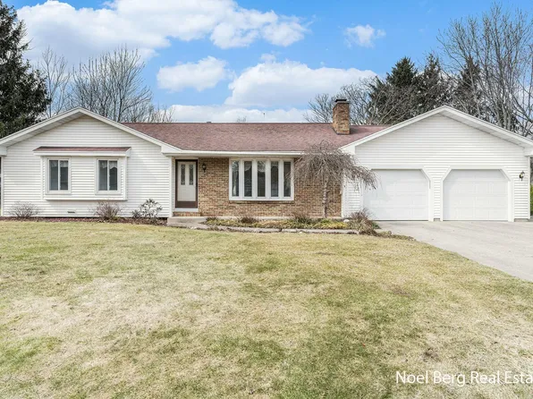 16335 Pinewood Ave, Spring Lake, MI 49456