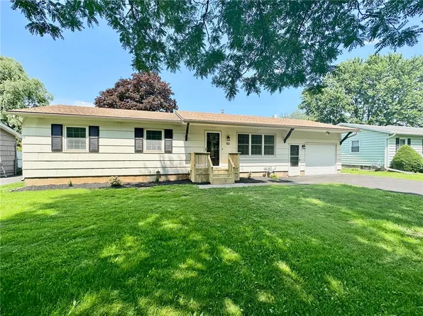 60 Country Gables Cir, Rochester, NY 14606