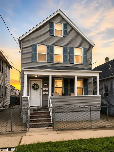 32 Edwin St