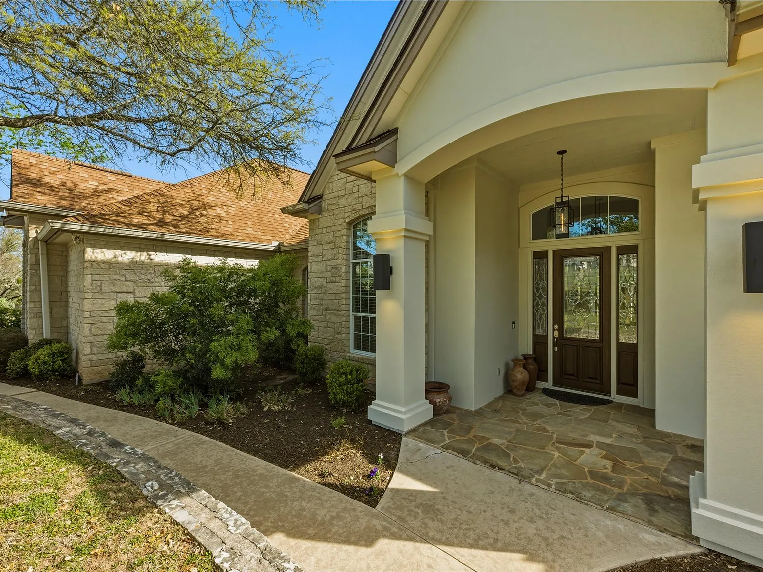3 bed, 2.0 bath, 2547 sqft, $3,850 — Photo 3