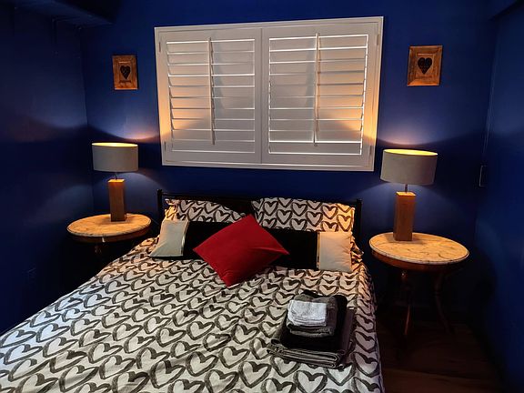 Queen size bed with new memory foam mattress.