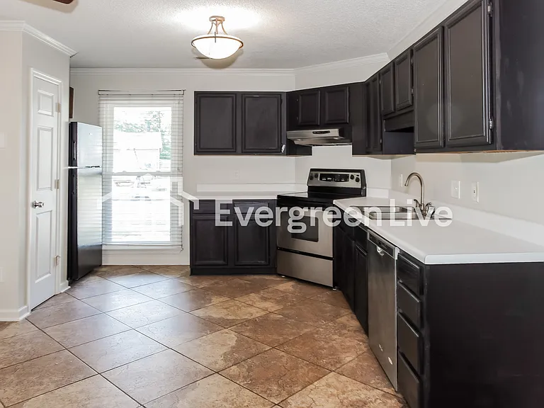 135 Hollington Dr NE — Photo 4