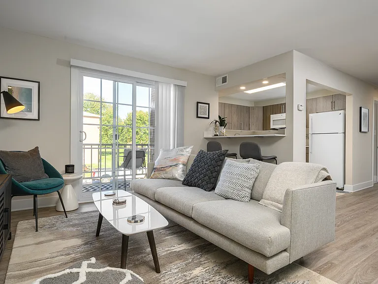 550 S Dupont Pkwy — Photo 11