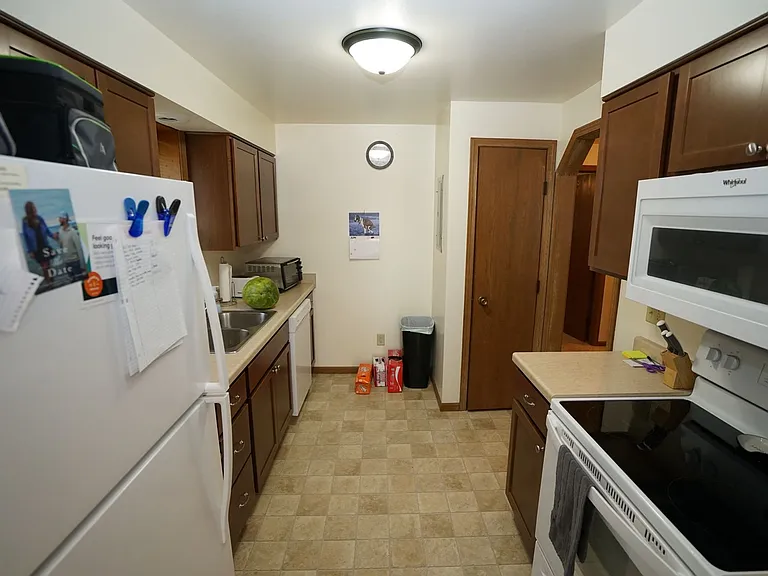 708 Bewick Dr — Photo 5