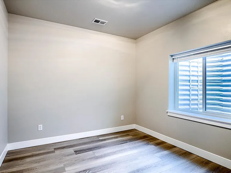 910 Phipps Ave — Photo 18