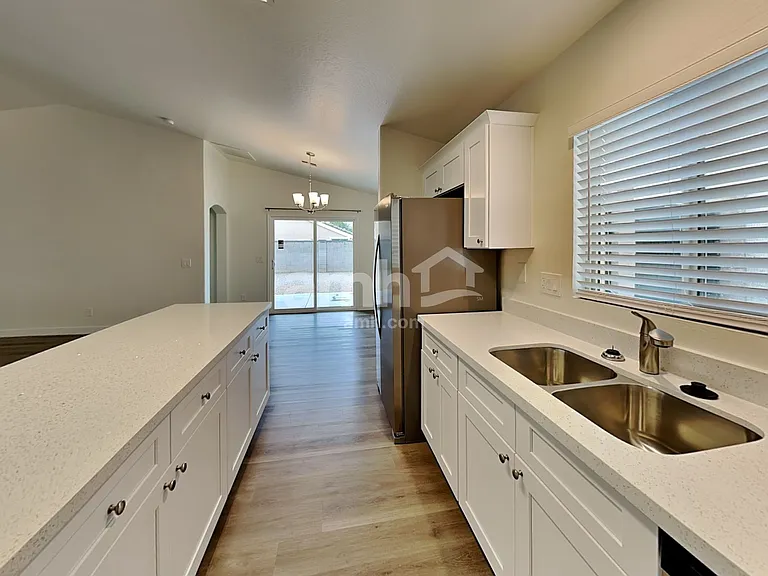 12821 W Myer Ln — Photo 4