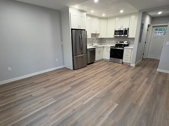 4th image of 485 Waverley St #A