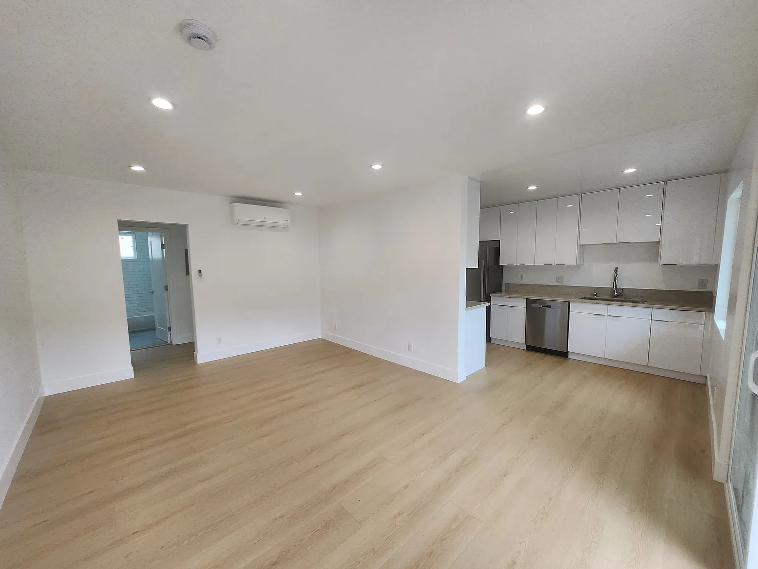 1 bed, 700 sqft, $2,150 — Photo 2