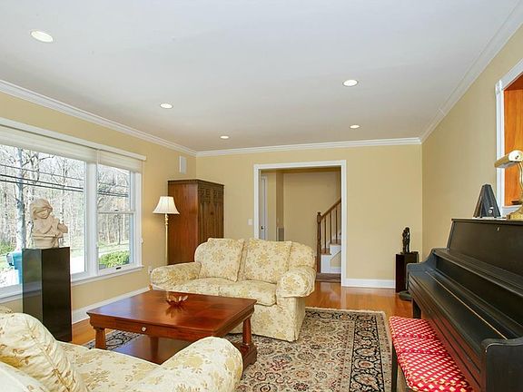 4th image of 107 Lake St