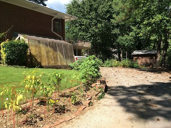 Drive way /Greenhouse