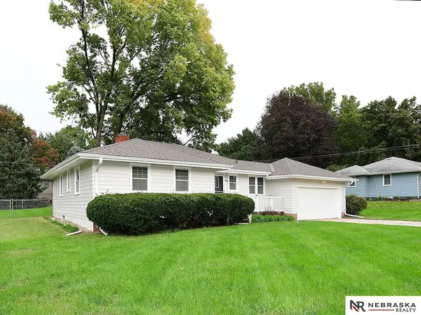 9820 Poppleton Ave, Omaha, NE 68124