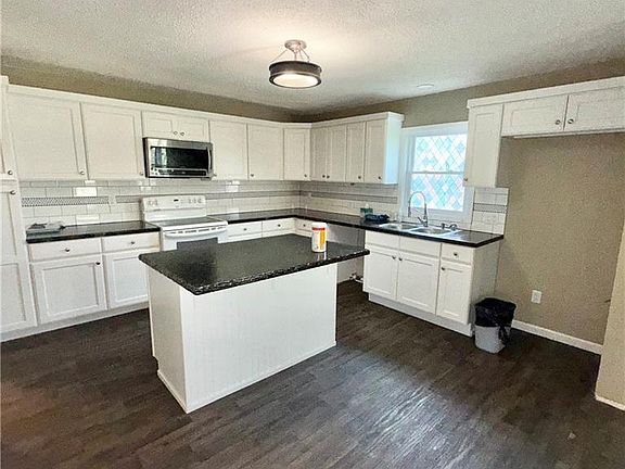 2nd image of 401 W Chestnut St