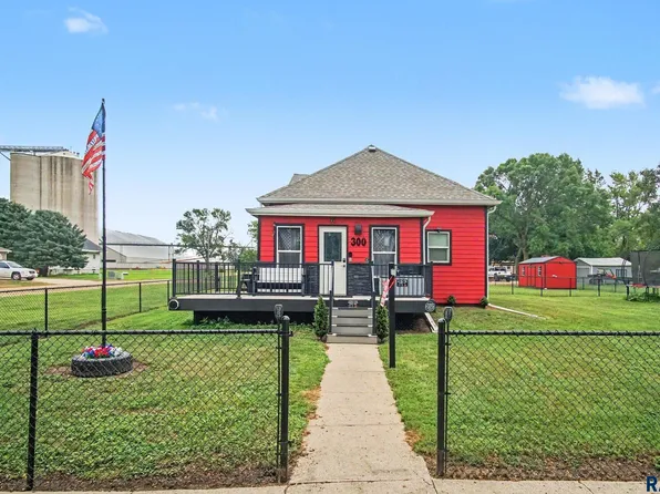 300 S 1st St, Beresford, SD 57004