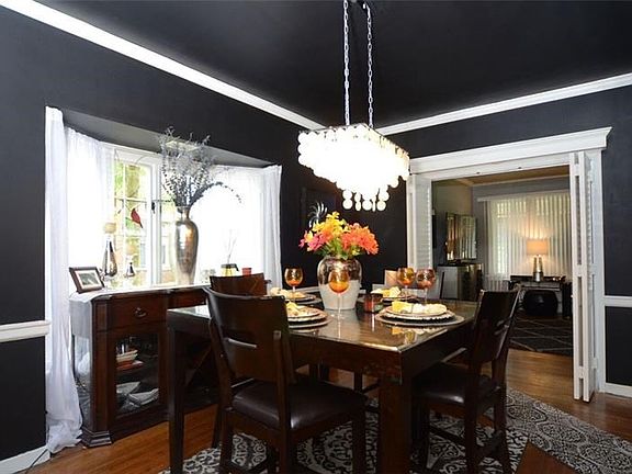 Enjoy the very tastefully designed elegant full dining room!