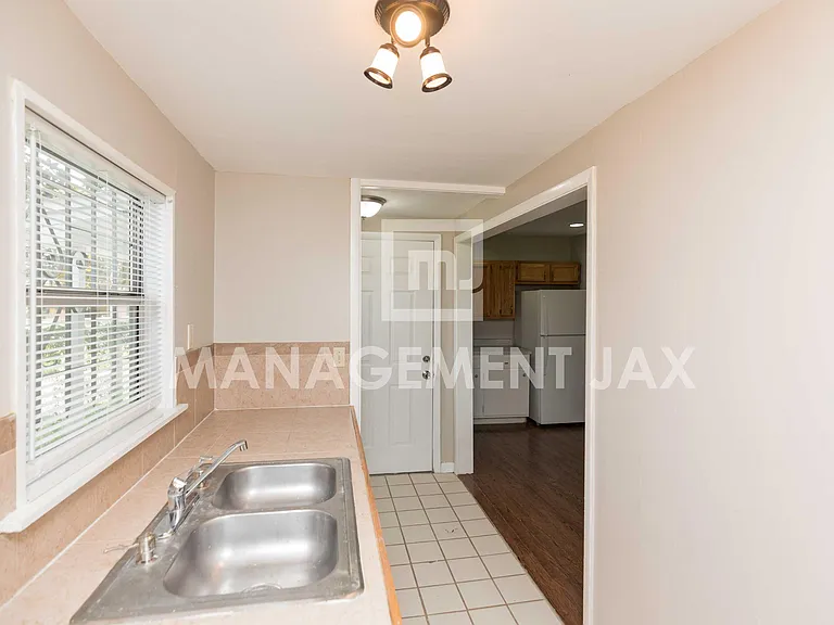 1458 Royal Court Ln — Photo 5