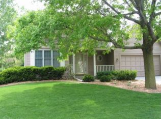 97 Castle Ridge Ct, Chanhassen, MN 55317