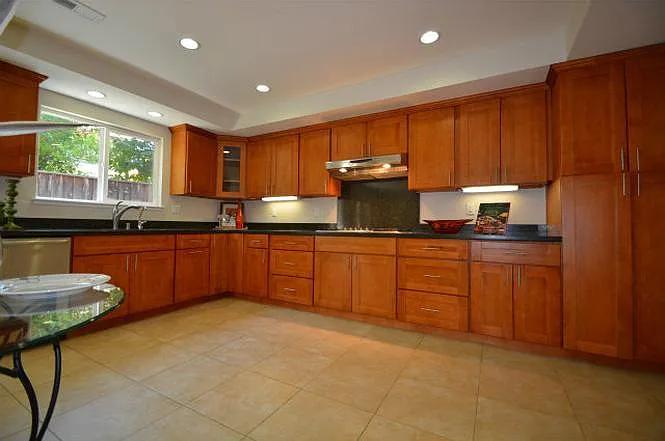 570 Altamont Dr — Photo 3