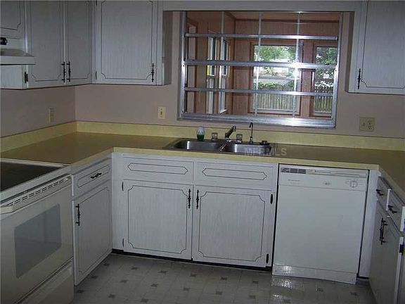 4th image of 755 Superior St