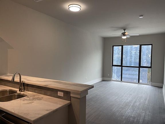 3rd image of 2727 Houston Ave #203