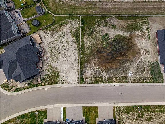 2nd image of 392 Muirfield Cres