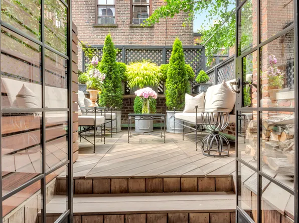 16 East 11th Street image 1 of 14