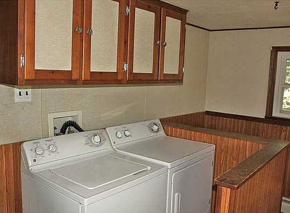 3rd image of 305 E Walnut St