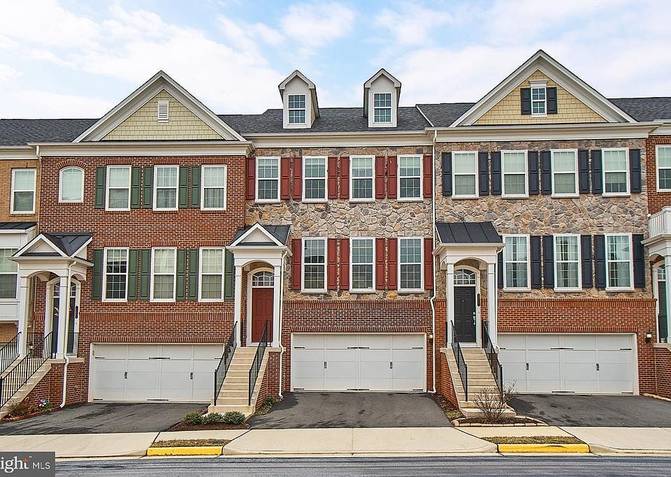 Beautiful town home with 2 car garage