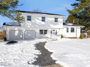 6 Hampshire Dr, Wheatley Heights, NY 11798