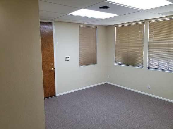 4th image of 930 W 17th St Ste D