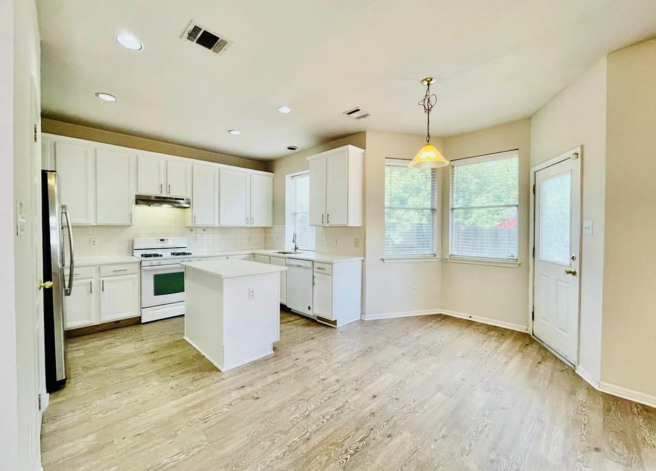 3 bed, 2.5 bath, 2114 sqft, $2,200 — Photo 2