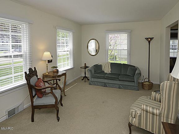 2nd image of 1521 Roseland Ave