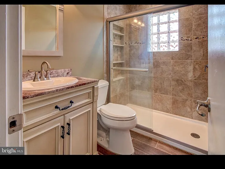 49 Oxford Dr — Photo 6
