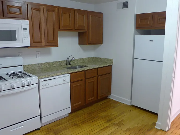 Marshfield Apartments — Photo 6