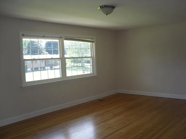 983 E Valley Dr — Photo 3