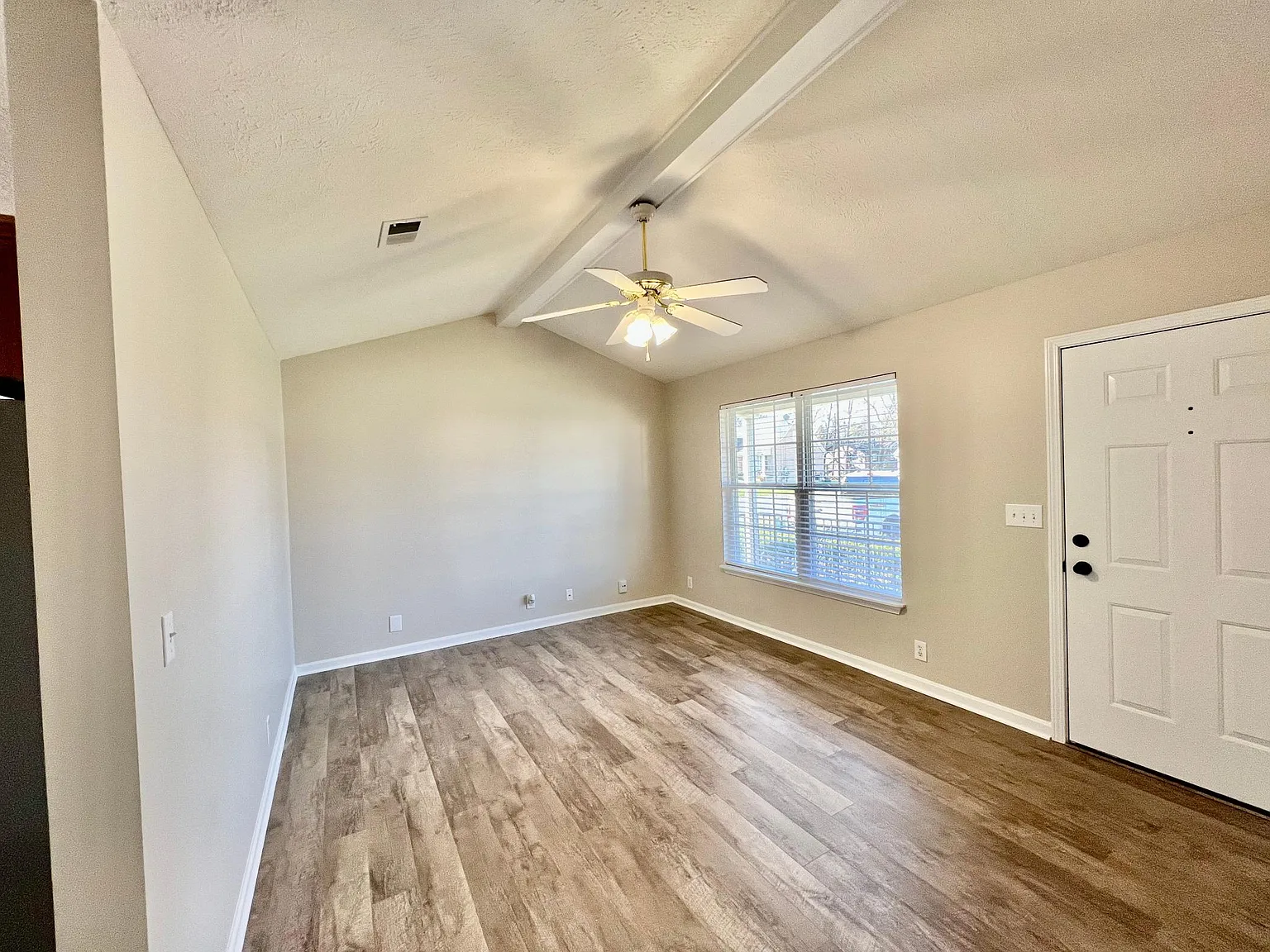 3 bed, 1087 sqft, $1,720 — Photo 4