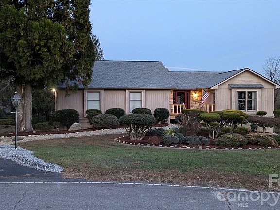 3rd image of 18 Amber Dr
