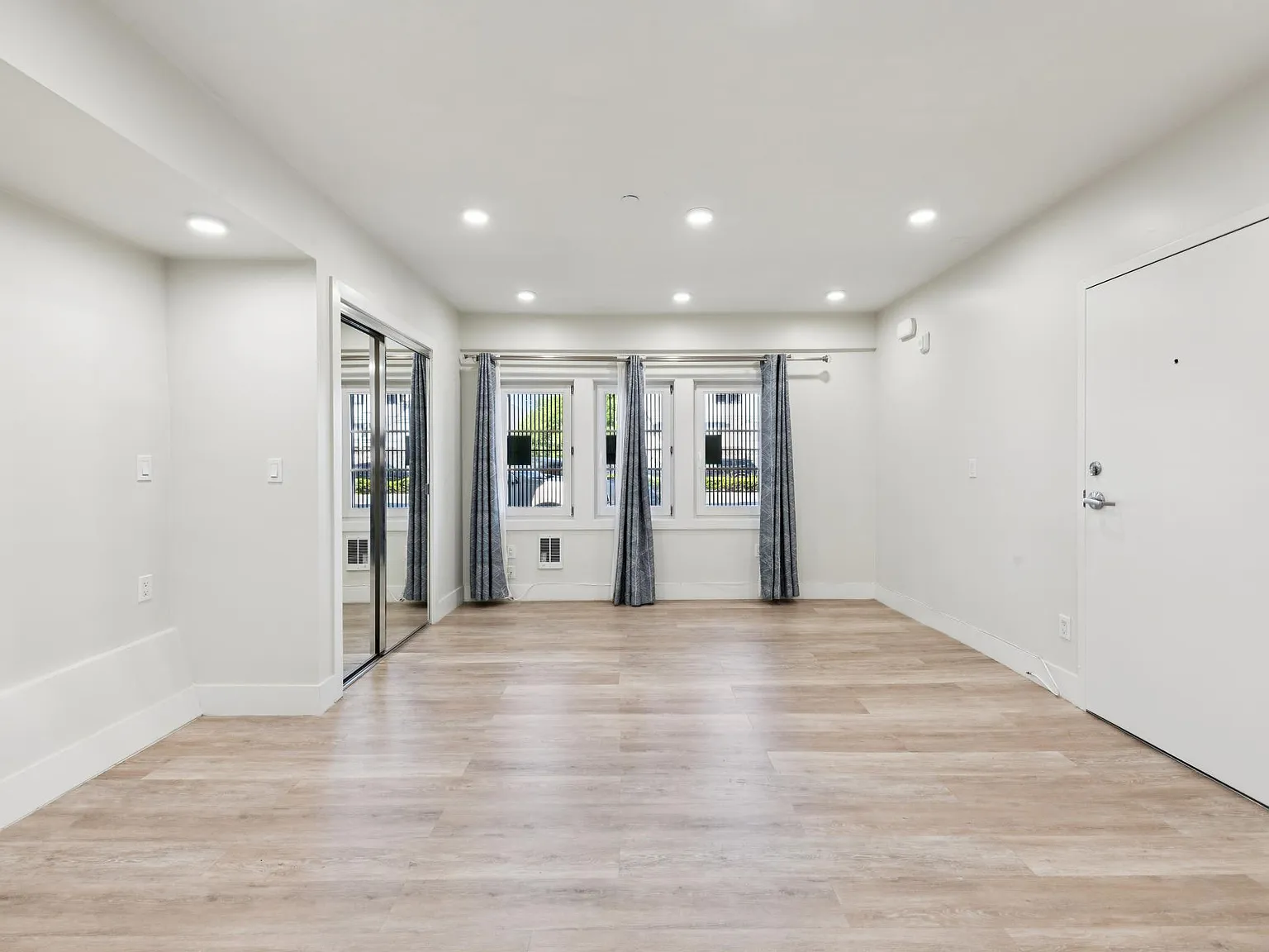 Studio, 416 sqft, $3,599 — Photo 3