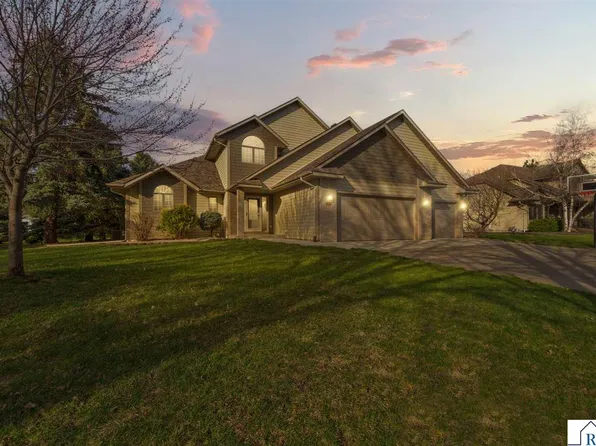 1526 Castle Dr, North Mankato, MN 56003