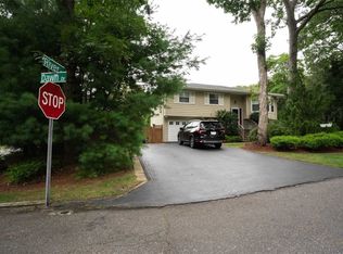 1 Dawn Dr, Shirley, NY 11967
