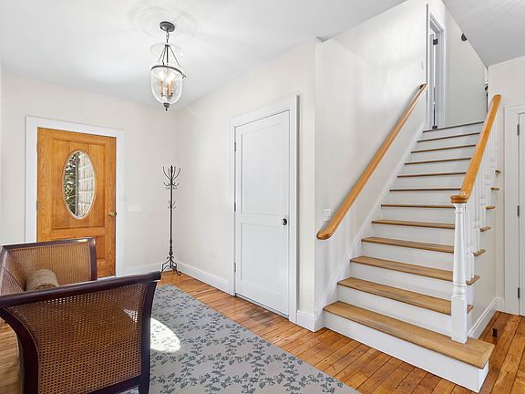 2nd image of 19 Island View Dr E